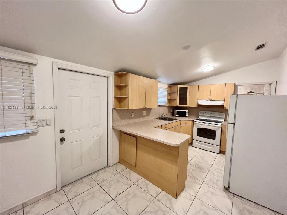 1674 NE 174th St REAR, North Miami Beach, 플로리다 33162, 미국