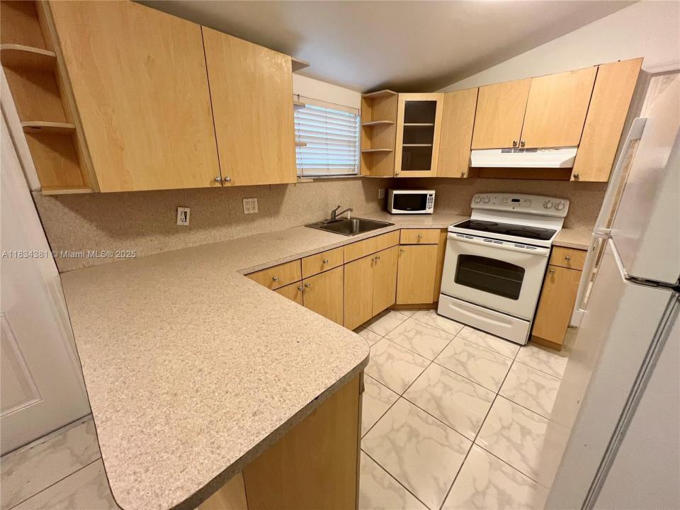 1674 NE 174th St REAR, North Miami Beach, 플로리다 33162, 미국