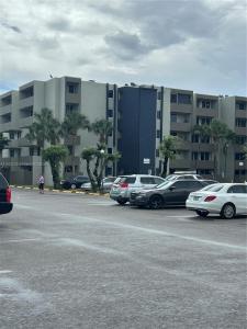 10090 NW 80th Ct 1411, Hialeah Gardens, Florida 33016, USA