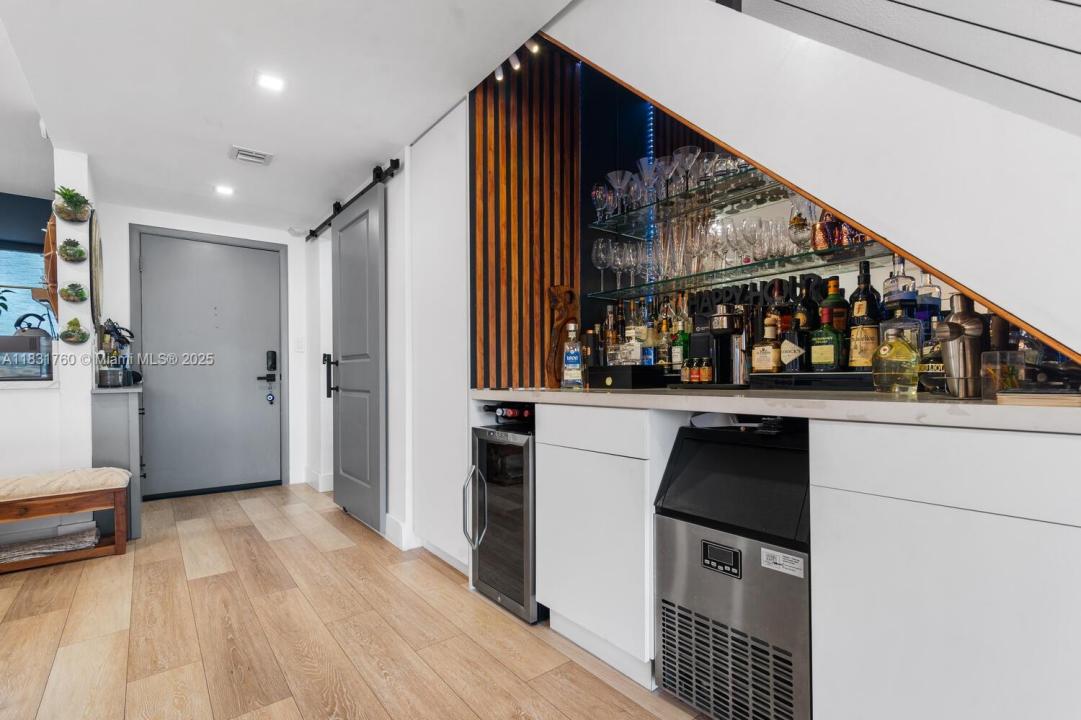 4000 NE 168th St 113B, North Miami Beach, Flórida 33160, Estados Unidos