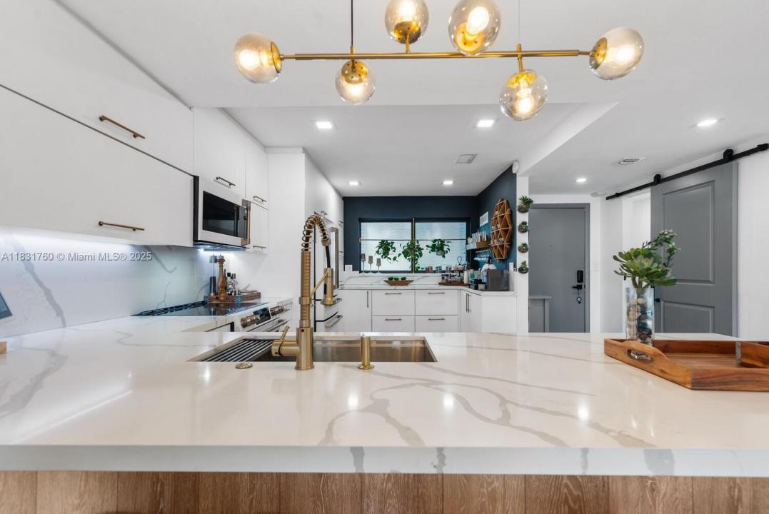 4000 NE 168th St 113B, North Miami Beach, Flórida 33160, Estados Unidos