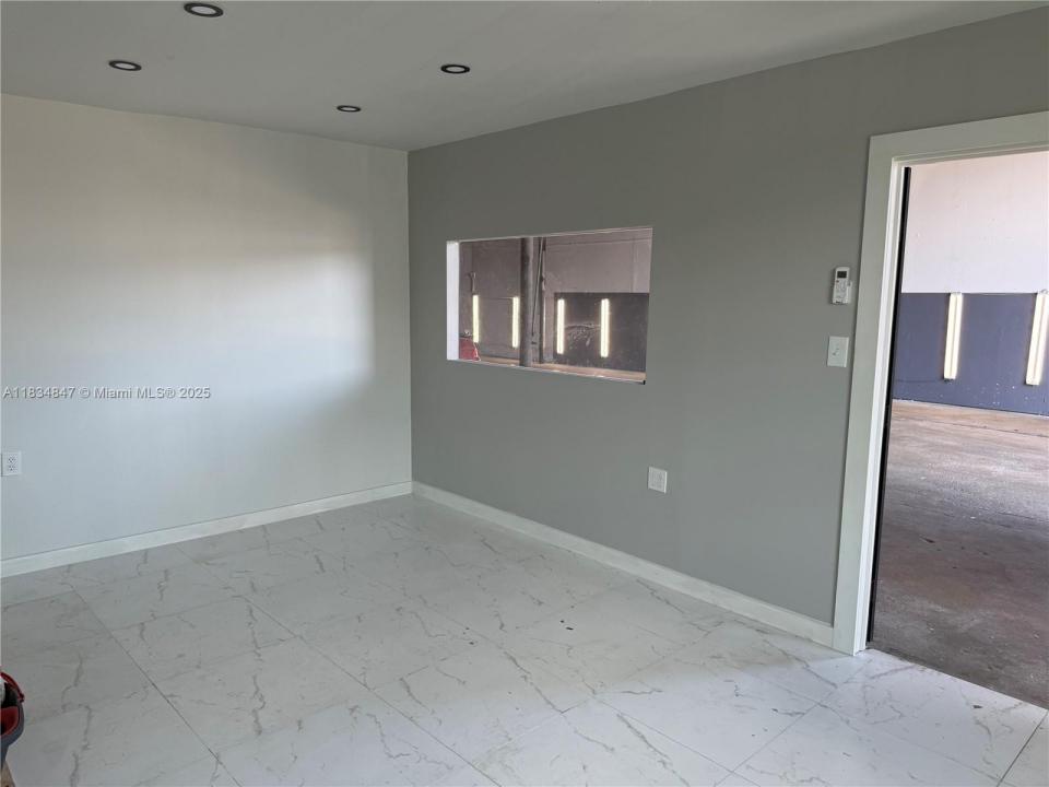 3771 NW 51st St 3771-B, Hialeah, フロリダ 33142, アメリカ合衆国