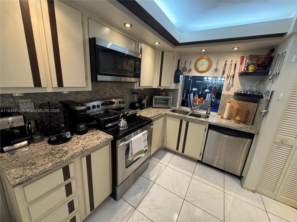 3910 Inverrary Blvd 603-B, Lauderhill, Floryda 33319, USA