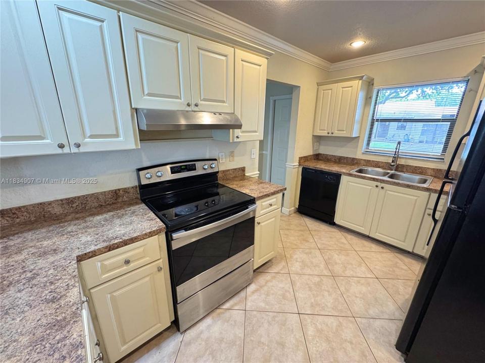 6633 N Parkway Dr 5-7, Margate, Florida 33068, Estados Unidos