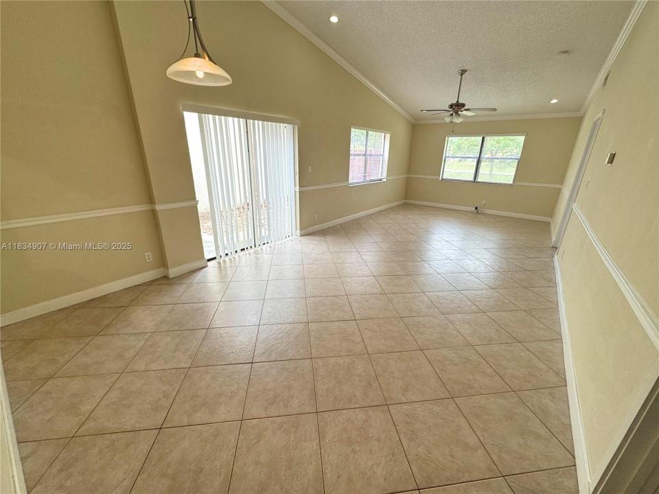 6633 N Parkway Dr 5-7, Margate, Florida 33068, Estados Unidos