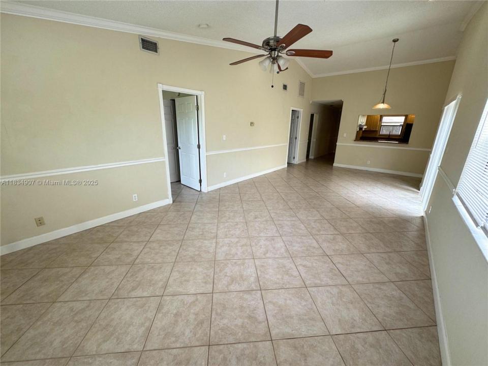 6633 N Parkway Dr 5-7, Margate, Florida 33068, Estados Unidos