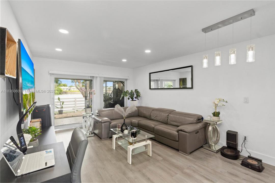 2418 NW 52nd St, Tamarac, Florida 33309