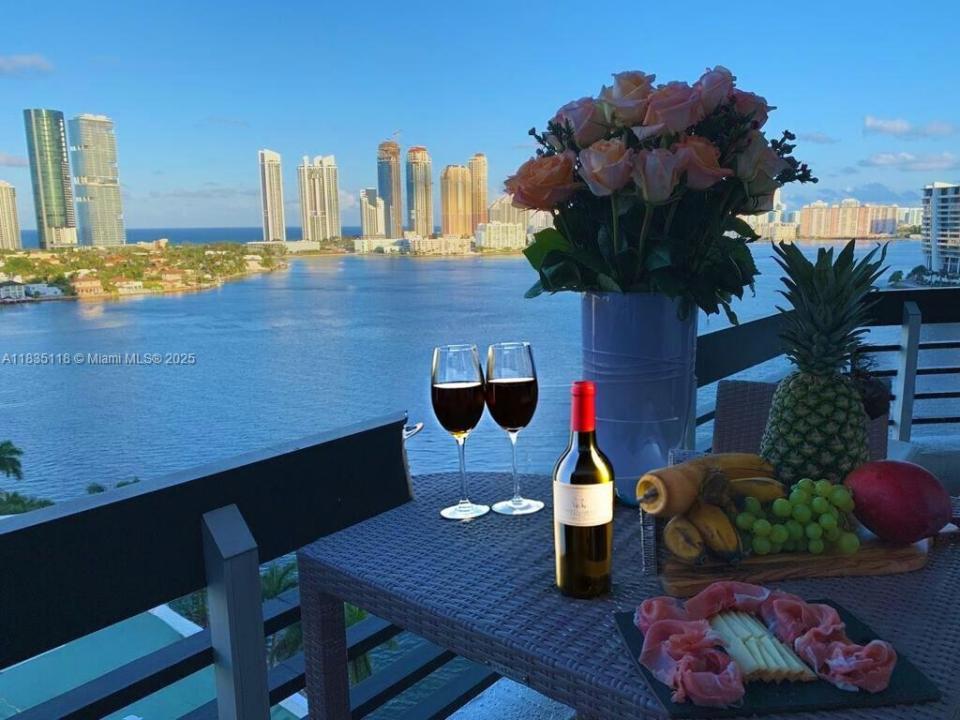 3530 Mystic Pointe Dr 1714, Aventura, Florida 33180, USA