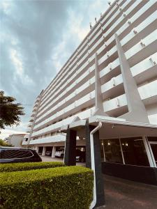 3545 NE 166th St 805, North Miami Beach, Florida 33160, USA