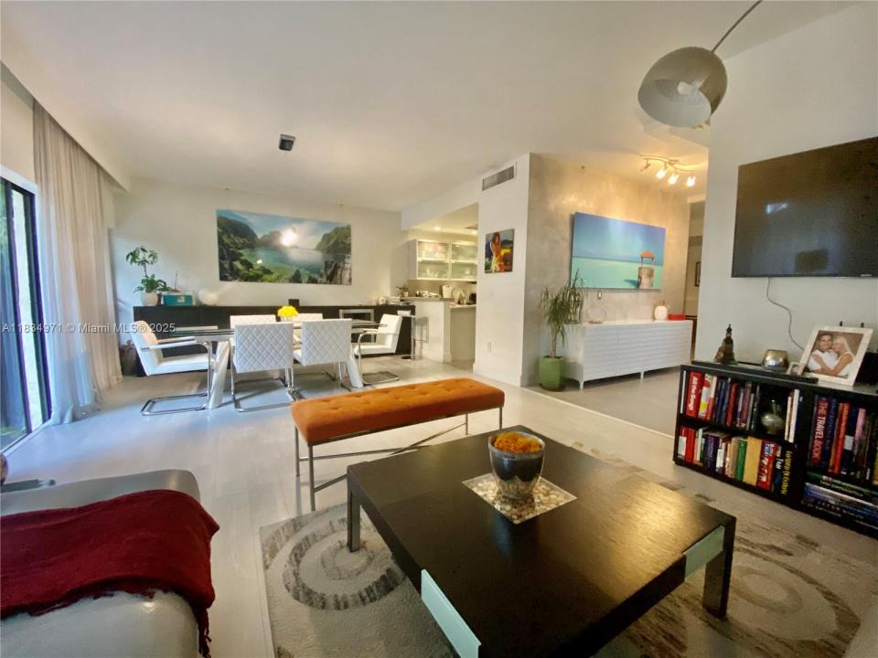 2410 Brickell Ave 107C, Miami, Florida 33129, USA