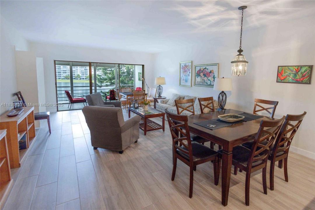 2751 N Palm Aire Dr 310, Pompano Beach, Florida 33069, USA