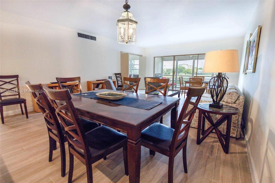 2751 N Palm Aire Dr 310, Pompano Beach, Florida 33069, USA