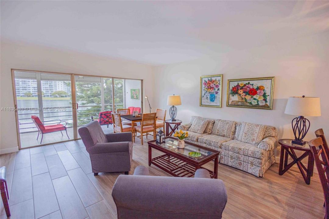 2751 N Palm Aire Dr 310, Pompano Beach, Florida 33069, USA