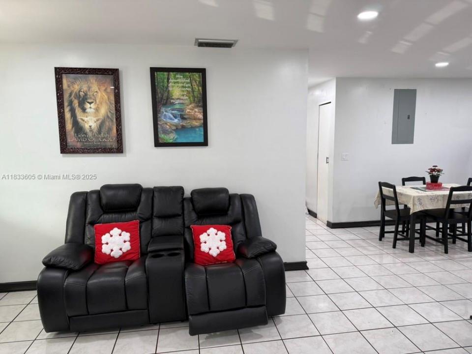 21025 SW 210th Ave, Miami, Floryda 33187, USA
