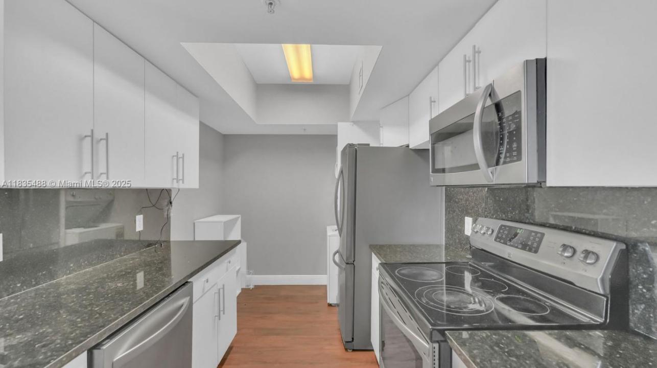 5077 NW 7th St 503, Miami, Floryda 33126, USA
