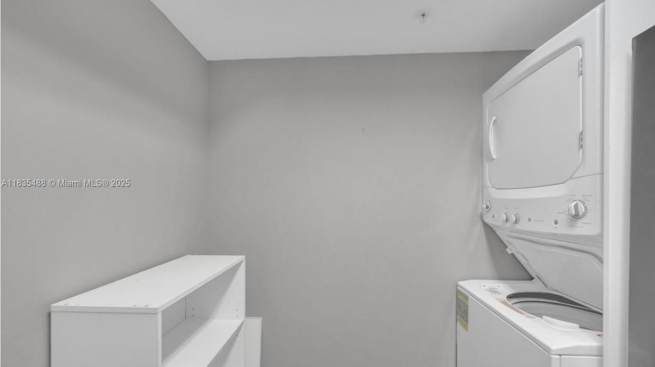 5077 NW 7th St 503, Miami, Floryda 33126, USA