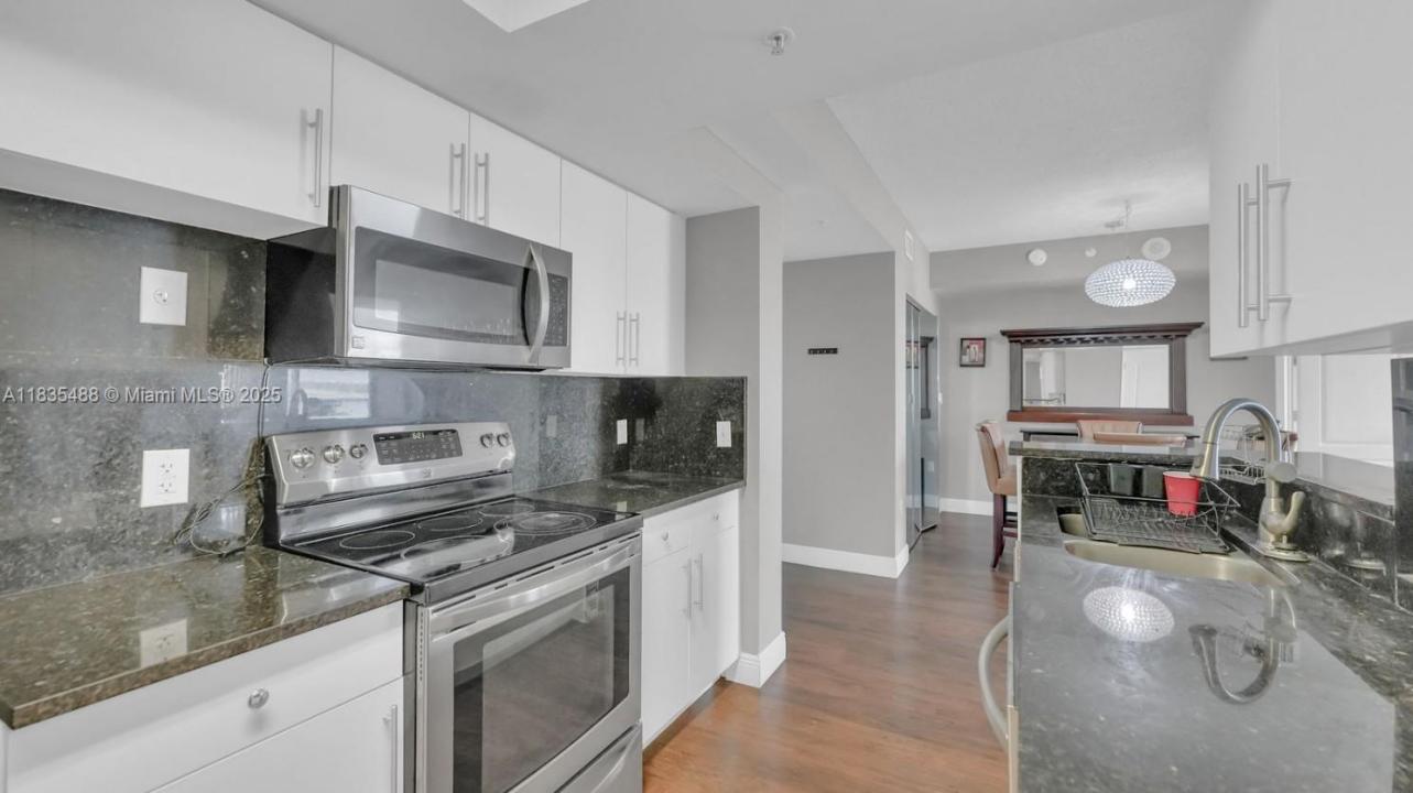 5077 NW 7th St 503, Miami, Floryda 33126, USA