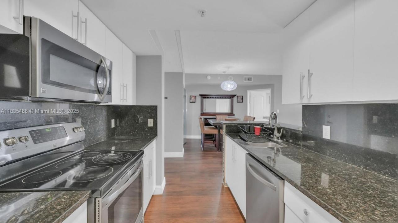 5077 NW 7th St 503, Miami, Floryda 33126, USA