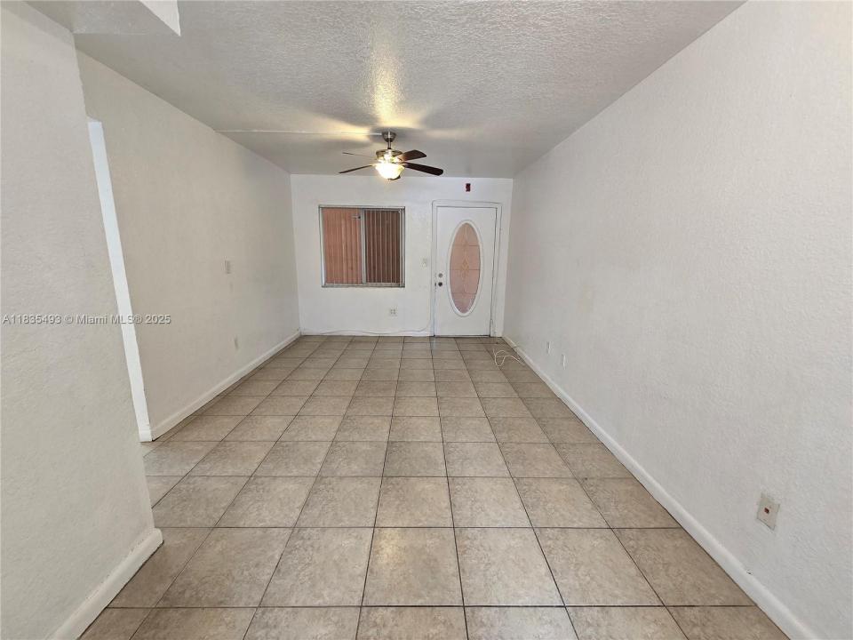 2330 NW 11th St 15, Miami, Florida 33125, HOA KỲ