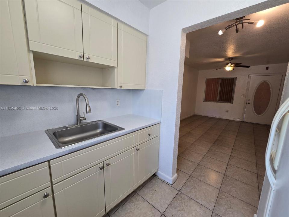 2330 NW 11th St 15, Miami, Florida 33125, HOA KỲ