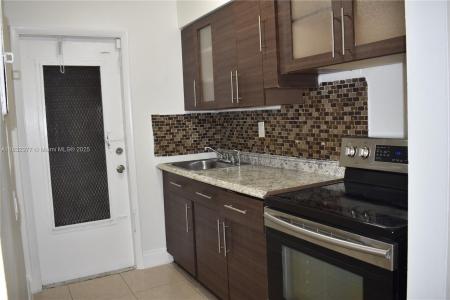 16851 NE 21st Ave 14, North Miami Beach, Florida 33162, USA