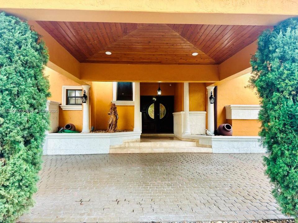 8565 NW 168th Ter, Miami Lakes, Florida 33016