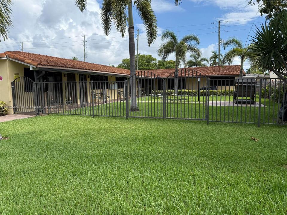 811 NE 10th St 1-5, Hallandale Beach, Florida 33009, USA
