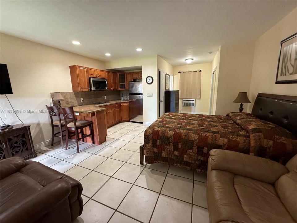 811 NE 10th St 1-5, Hallandale Beach, Florida 33009, USA