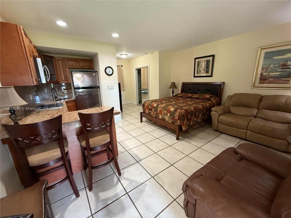 811 NE 10th St 1-5, Hallandale Beach, Florida 33009, USA