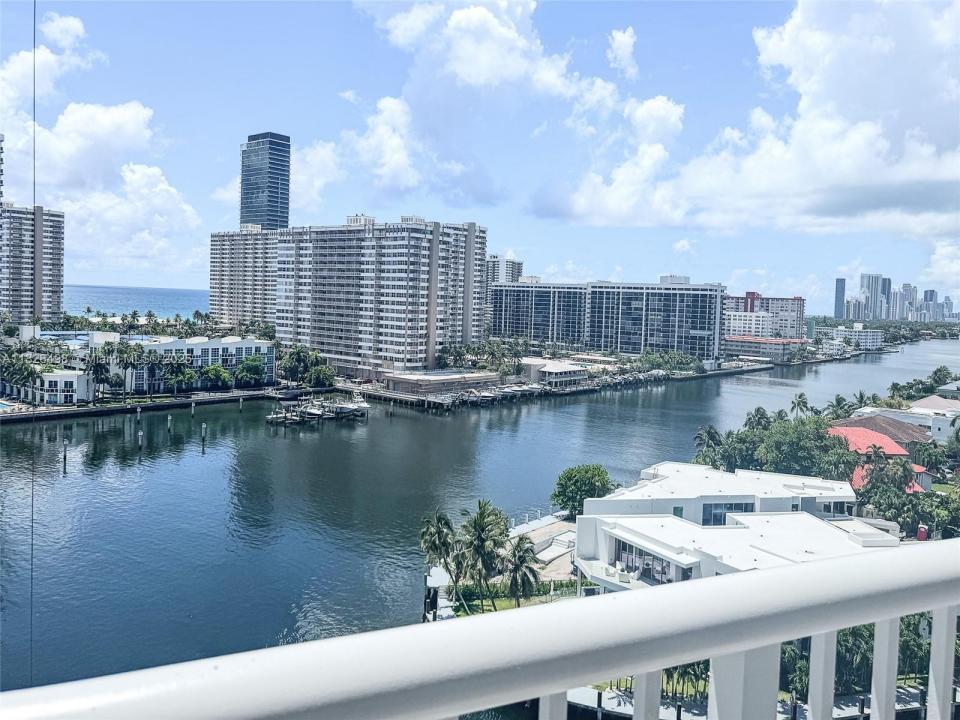 121 Golden Isles Dr 1107, Hallandale Beach, Floryda 33009, USA