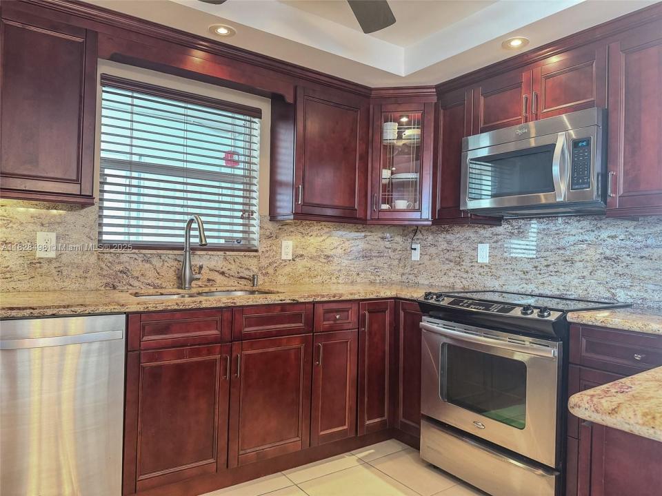 121 Golden Isles Dr 1107, Hallandale Beach, Floryda 33009, USA