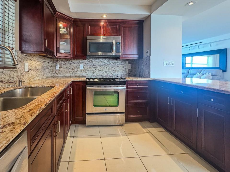 121 Golden Isles Dr 1107, Hallandale Beach, Floryda 33009, USA