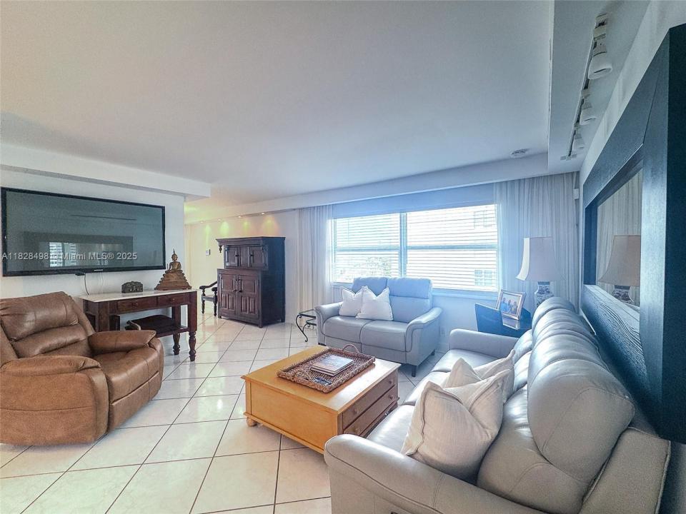 121 Golden Isles Dr 1107, Hallandale Beach, Floryda 33009, USA