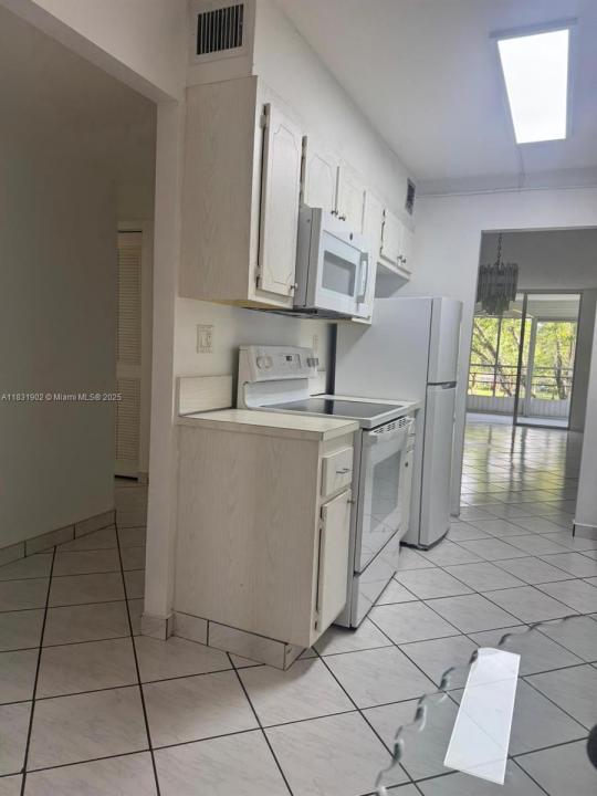 2998 NW 48th Ter 333, Lauderdale Lakes, Florida 33313