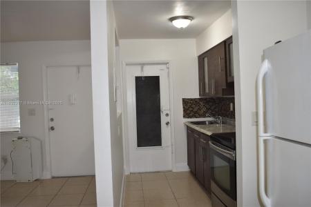 16851 NE 21st Ave 14, North Miami Beach, Florida 33162, USA