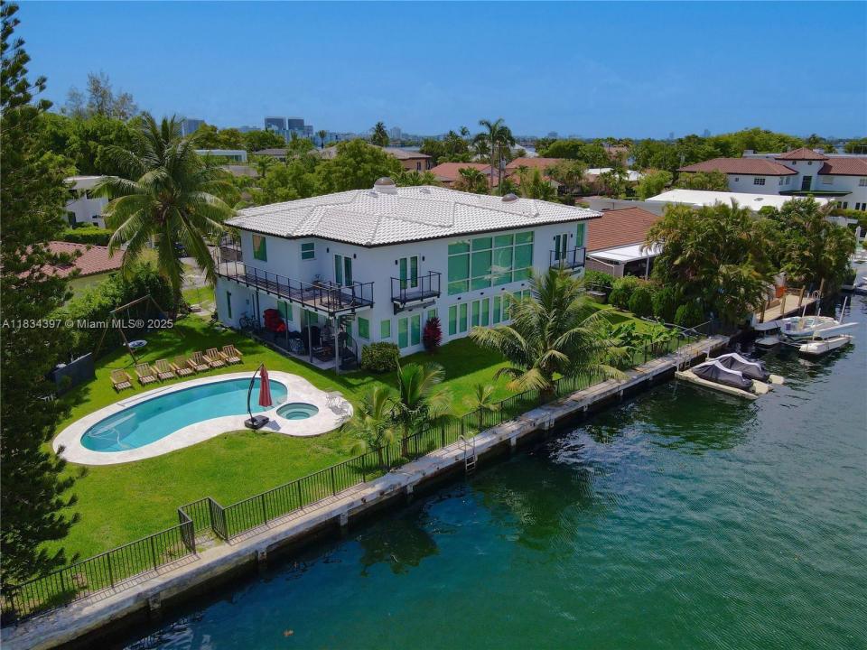 13300 Biscayne Bay Ter, North Miami, פלורידה 33181, ארצות הברית של אמריקה