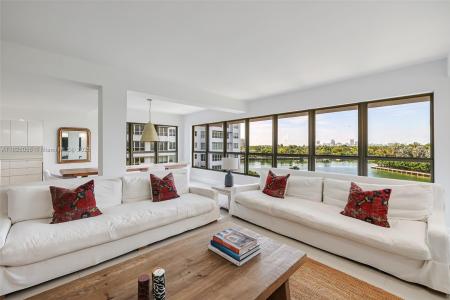 9102 W Bay Harbor Dr 5-D, Bay Harbor Islands, Florida 33154, USA