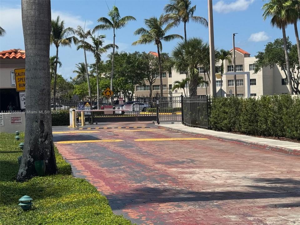 6045 NW 186th St 323, Hialeah, Florida 33015, USA
