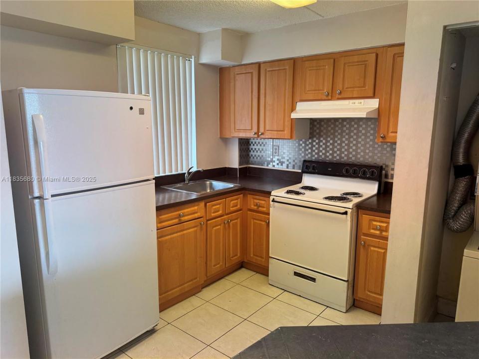 6045 NW 186th St 323, Hialeah, Florida 33015, USA