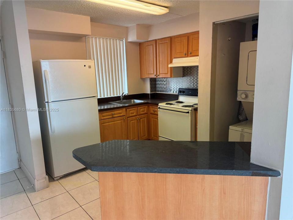 6045 NW 186th St 323, Hialeah, Florida 33015, USA