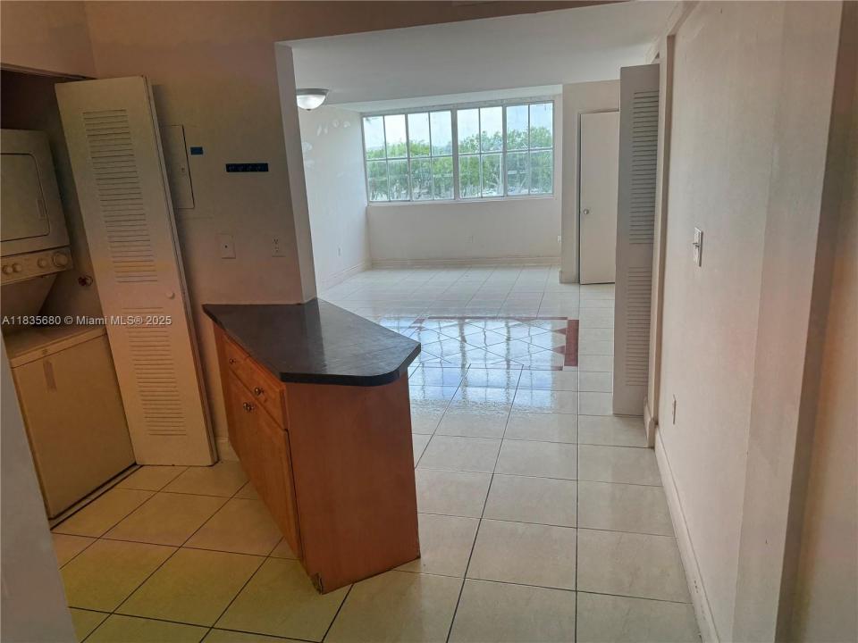 6045 NW 186th St 323, Hialeah, Florida 33015, USA