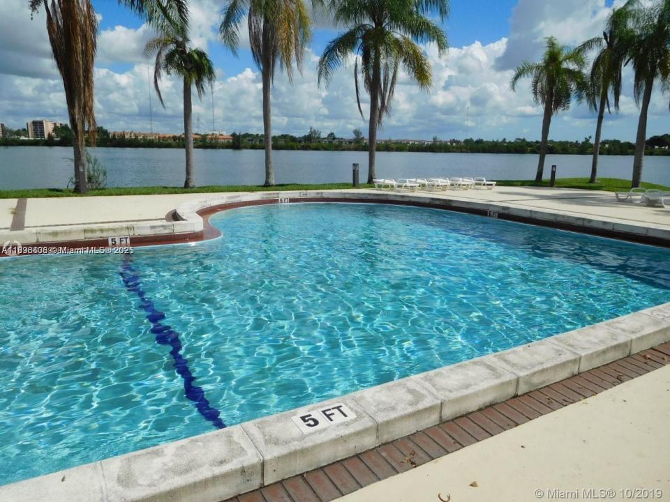 323 Ives Dairy Rd 323-06, Miami, Florida 33179, Stati Uniti