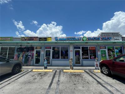 Convenience Store E 4 AVE, Hialeah, Florida 33010, USA