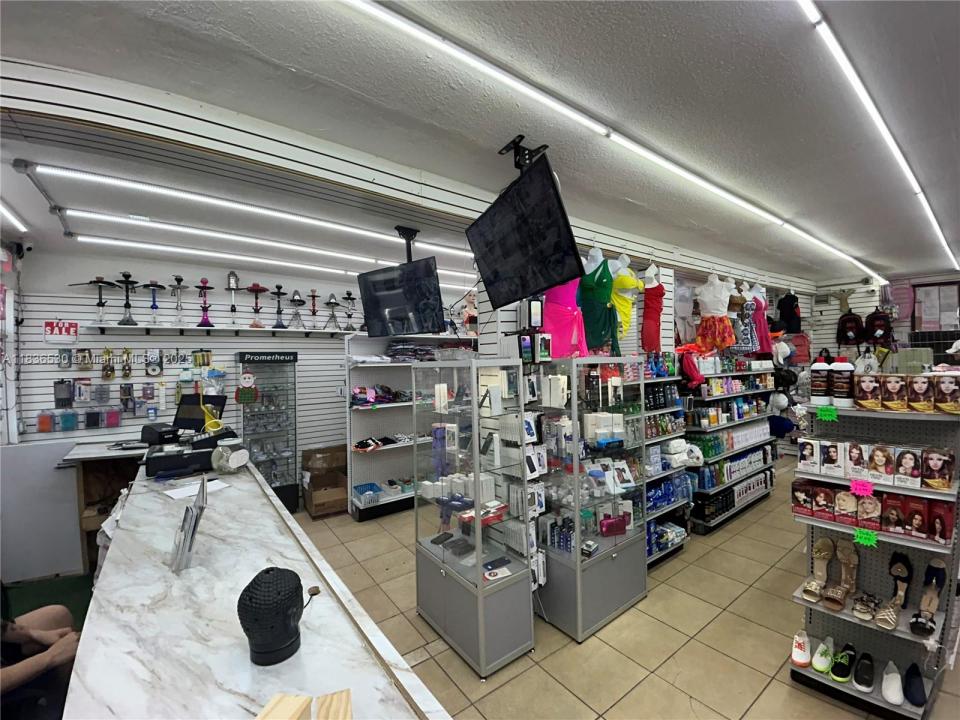 Convenience Store E 4 AVE, Hialeah, フロリダ 33010, アメリカ合衆国