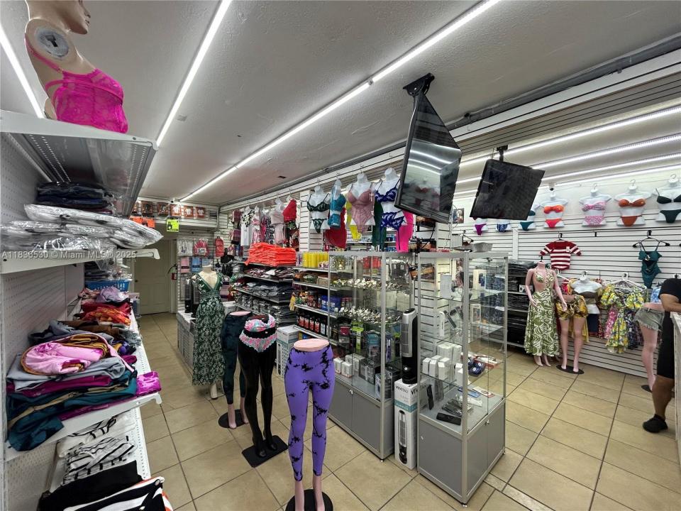 Convenience Store E 4 AVE, Hialeah, フロリダ 33010, アメリカ合衆国