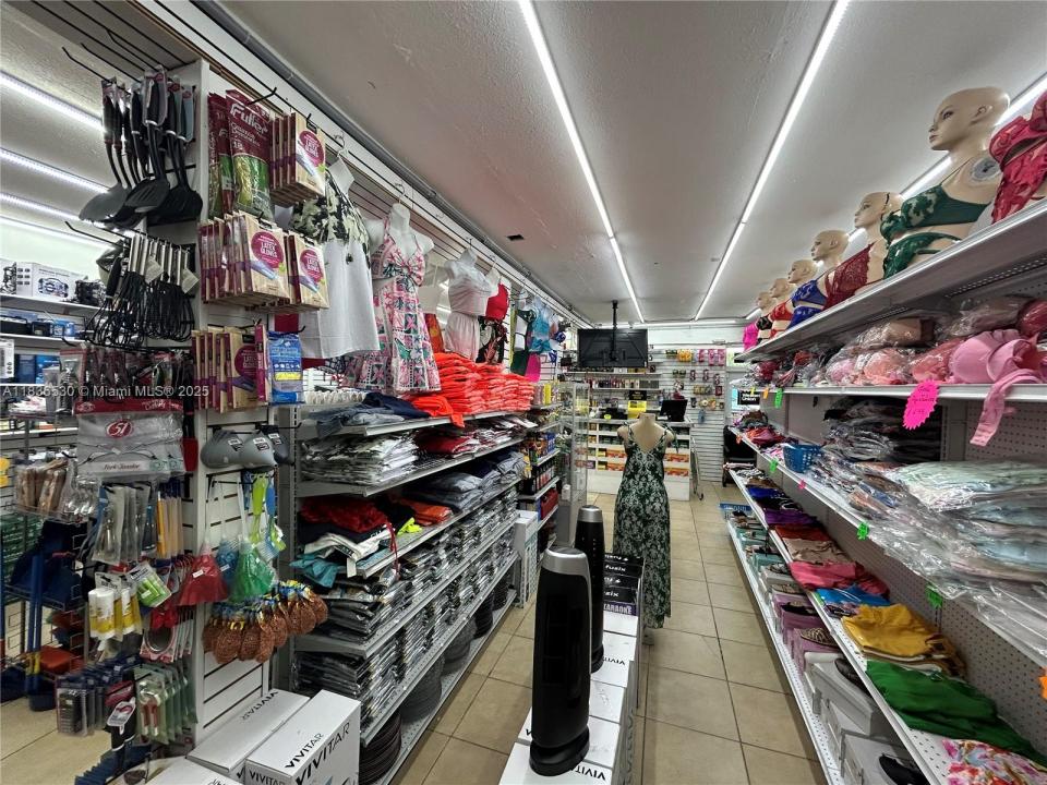 Convenience Store E 4 AVE, Hialeah, フロリダ 33010, アメリカ合衆国