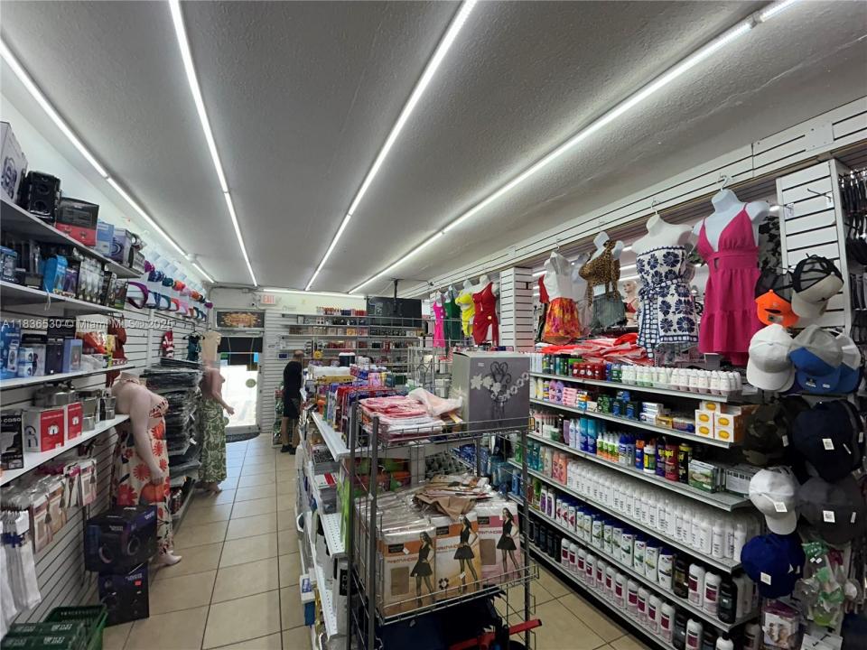 Convenience Store E 4 AVE, Hialeah, フロリダ 33010, アメリカ合衆国