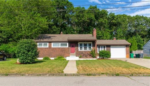 70 Helen Avenue, Warwick, Rhode Island 02886
