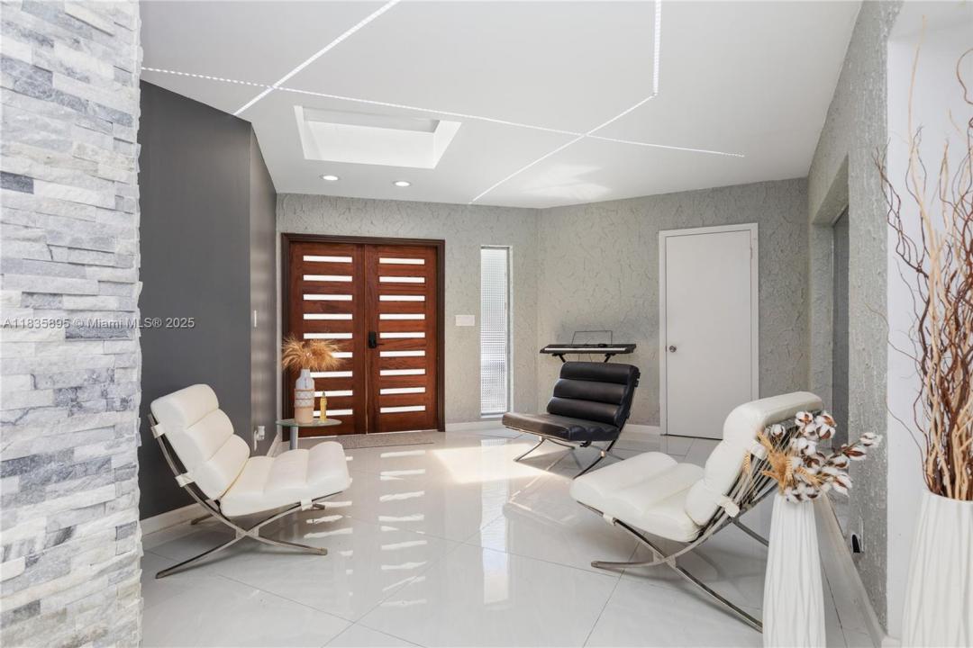 5712 White Hickory Cir, Tamarac, Florida 33319
