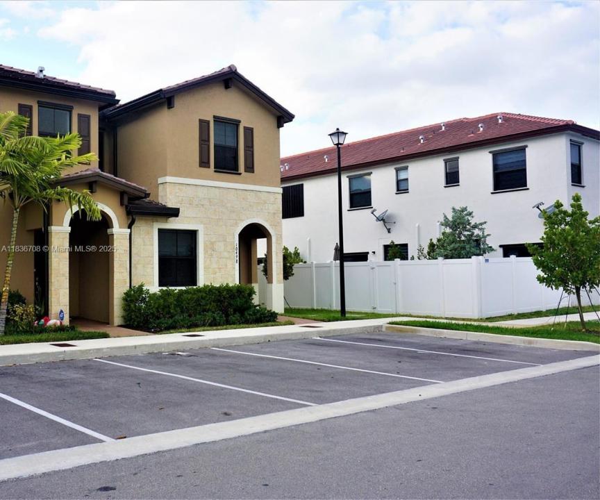 10498 W 33rd Way, Hialeah, Флорида 33018, Соединенные Штаты